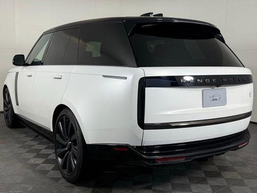 2025 Land Rover Range Rover P615 SV