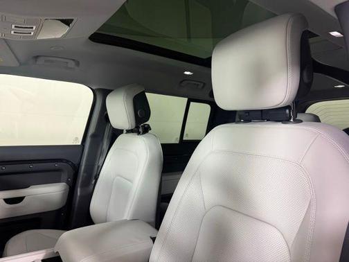 2025 Land Rover Defender P400 X-Dynamic SE