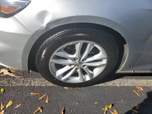 Photo 4 of 10 of 2016 Chevrolet Malibu 1LT