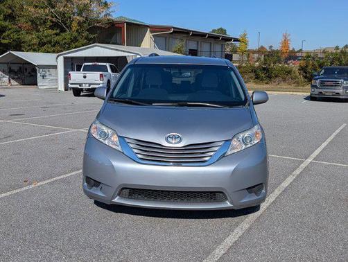 2017 Toyota Sienna LE