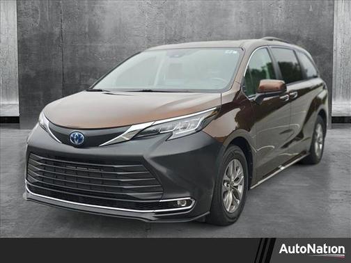 2022 Toyota Sienna XLE 8 Passenger
