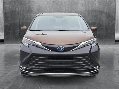 2022 Toyota Sienna XLE 8 Passenger