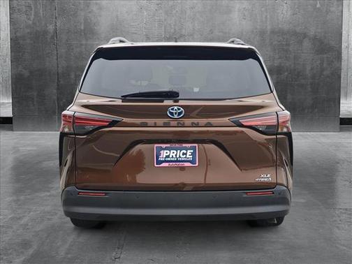 2022 Toyota Sienna XLE 8 Passenger