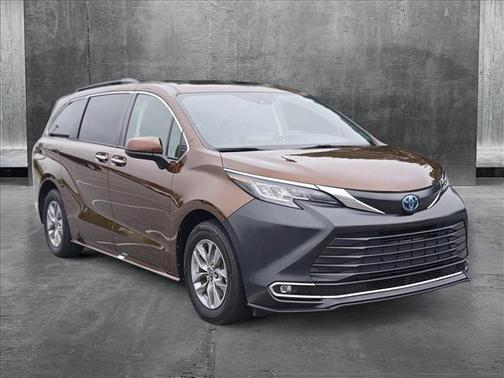 2022 Toyota Sienna XLE 8 Passenger