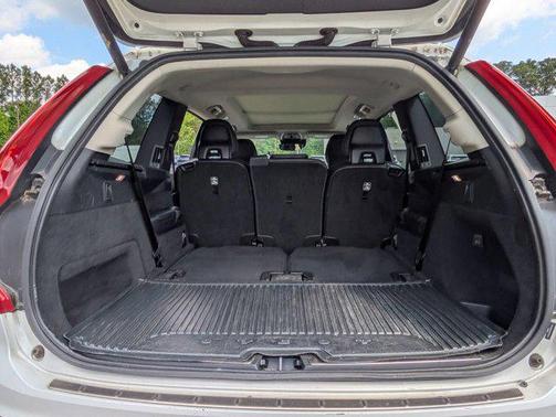 Crystal White Pearl Metallic 2019 Volvo XC90 T6 Momentum