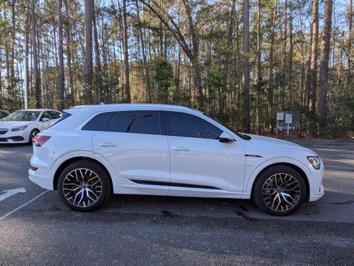 2022 Audi e-tron Premium Plus