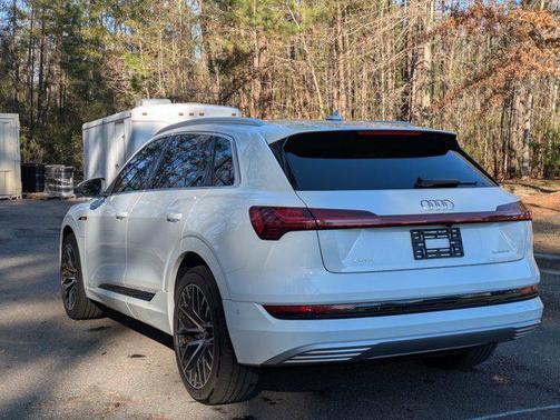 2022 Audi e-tron Premium Plus