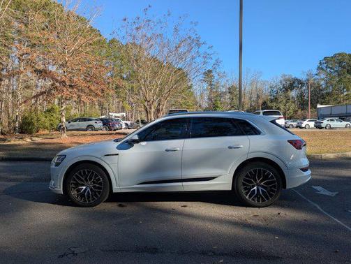 2022 Audi e-tron Premium Plus