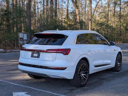 2022 Audi e-tron Premium Plus