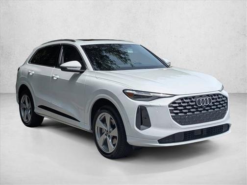 Glacier White Metallic 2025 Audi Q5 Premium Plus TFSI quattro S tronic