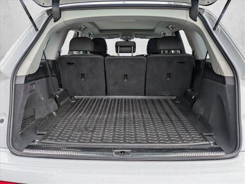 Glacier White Metallic 2023 Audi Q7 55 Premium Plus
