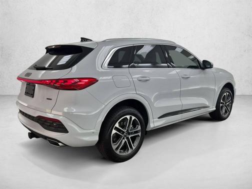 Glacier White Metallic 2026 Audi Q5 Premium Plus TFSI quattro S tronic