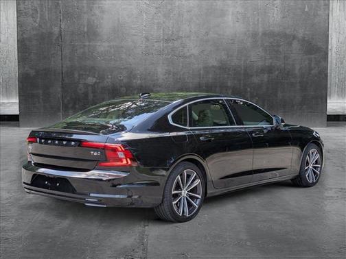 2021 Volvo S90 T6 Momentum