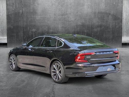 2021 Volvo S90 T6 Momentum