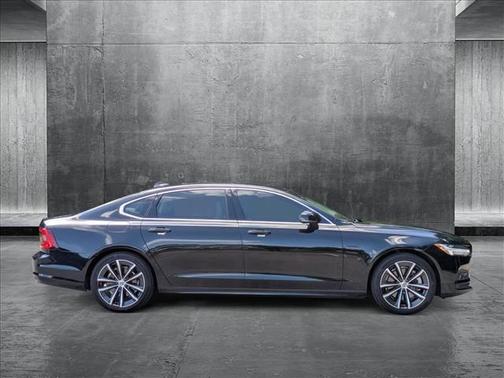 2021 Volvo S90 T6 Momentum