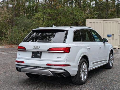 2025 Audi Q7 45 Premium Plus