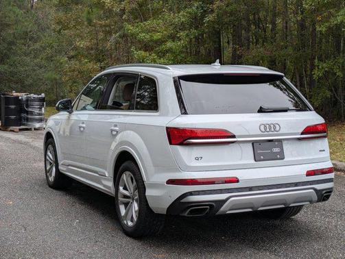 2025 Audi Q7 45 Premium Plus