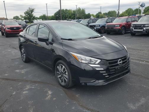 Super Black 2025 Nissan Versa 1.6 SV