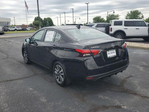 Super Black 2025 Nissan Versa 1.6 SV