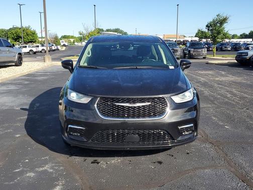 Brilliant Black Crystal Pearlcoat 2022 Chrysler Pacifica Hybrid Touring L