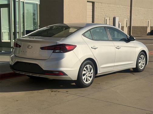 2019 Hyundai ELANTRA SE