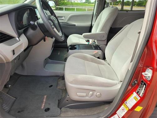 2017 Toyota Sienna LE