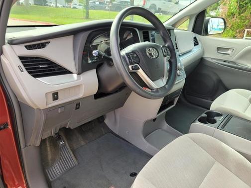 2017 Toyota Sienna LE