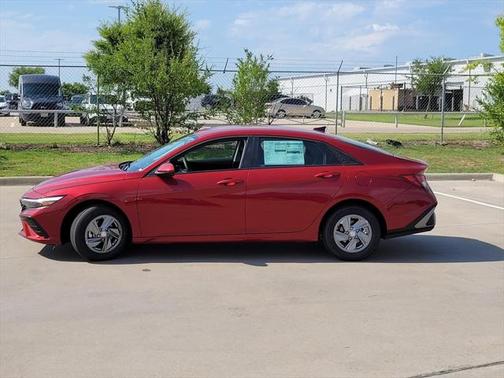 2025 Hyundai ELANTRA SE