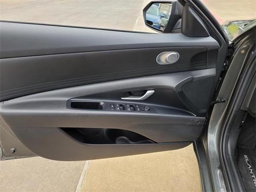 2024 Hyundai ELANTRA SE