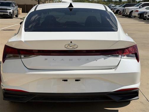 2022 Hyundai ELANTRA SE