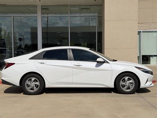 2022 Hyundai ELANTRA SE
