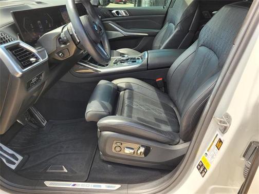 2023 BMW X7 M60i