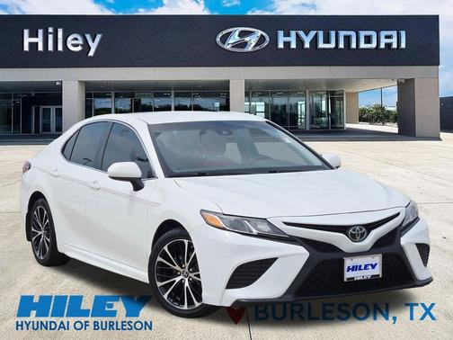 Super White 2018 Toyota Camry SE