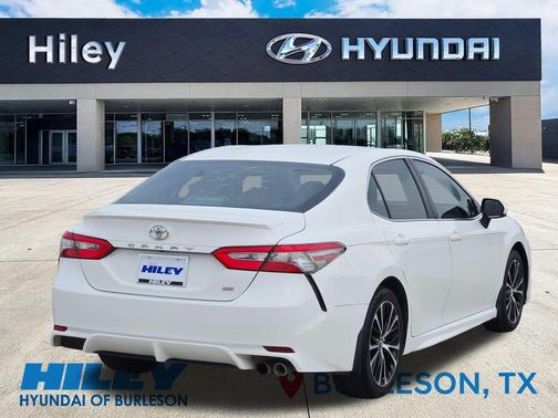 Super White 2018 Toyota Camry SE