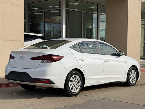 2019 Hyundai ELANTRA SE