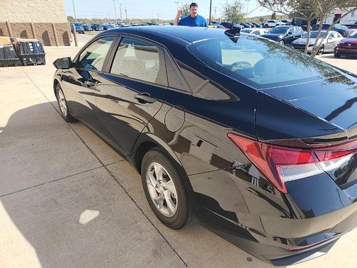 2023 Hyundai ELANTRA SE