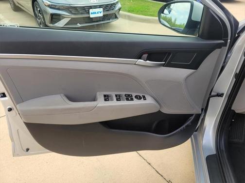 2019 Hyundai ELANTRA SE