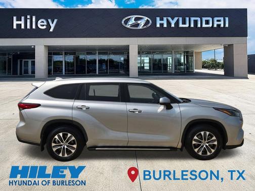 Celestial Silver Metallic 2022 Toyota Highlander XLE