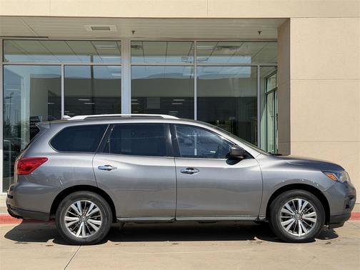 2020 Nissan Pathfinder SV