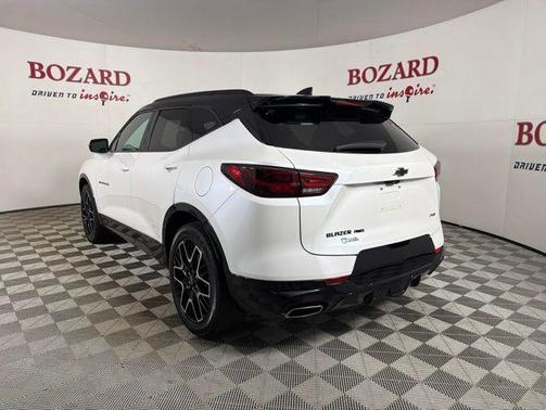Iridescent Pearl Tricoat 2023 Chevrolet Blazer RS