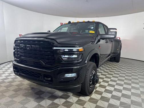 2025 RAM 3500 Limited Crew Cab 4x4 8' Box