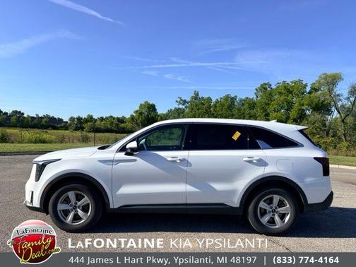 White Pearl 2025 Kia Sorento LX