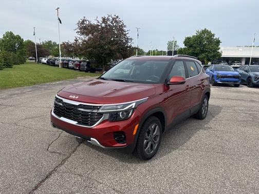 Orange 2024 Kia Seltos S