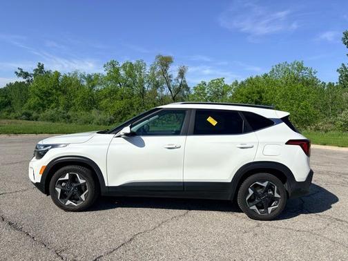 Snow White Pearl 2024 Kia Seltos EX