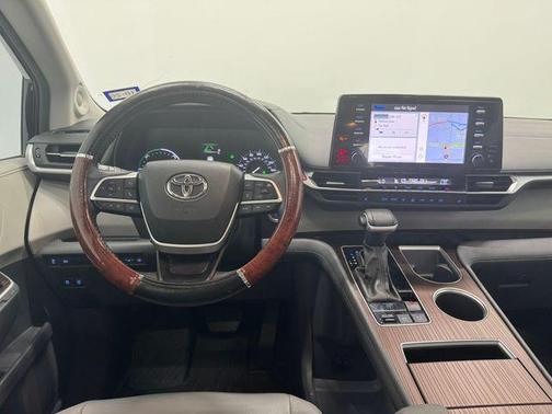Midnight Black Metallic 2024 Toyota Sienna XLE