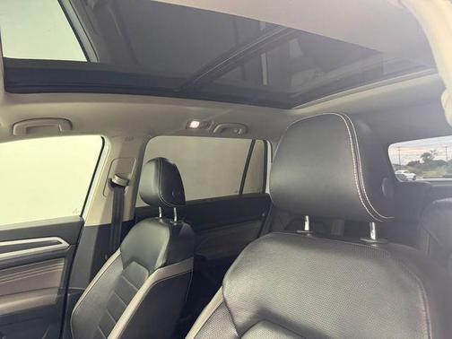 Pure White 2022 Volkswagen Atlas 3.6L SEL Premium R-Line