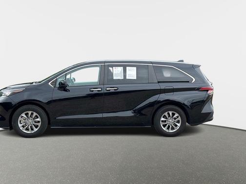 Midnight Black Metallic 2022 Toyota Sienna XLE