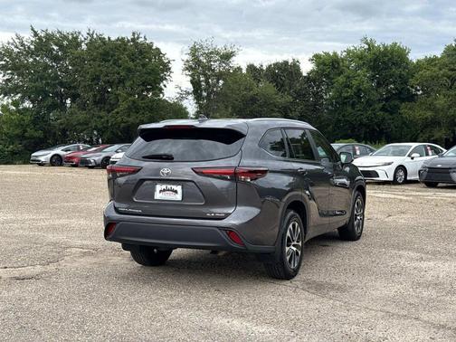 Magnetic Gray Metallic 2024 Toyota Highlander XLE