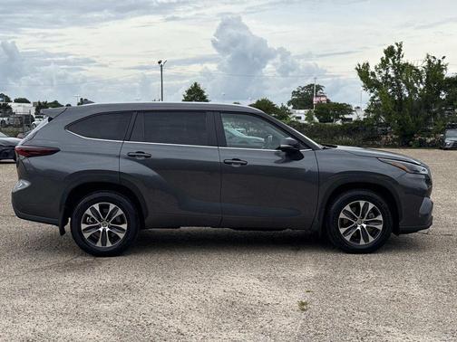 Magnetic Gray Metallic 2024 Toyota Highlander XLE