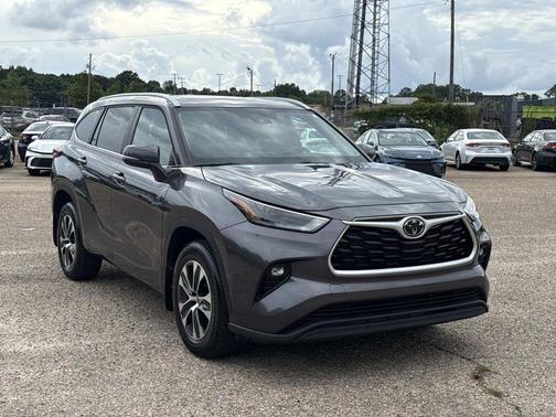 Magnetic Gray Metallic 2024 Toyota Highlander XLE